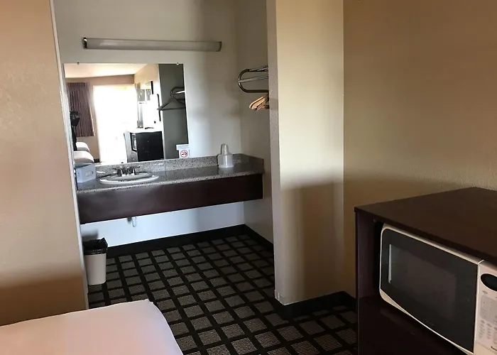 Motel Travelers -